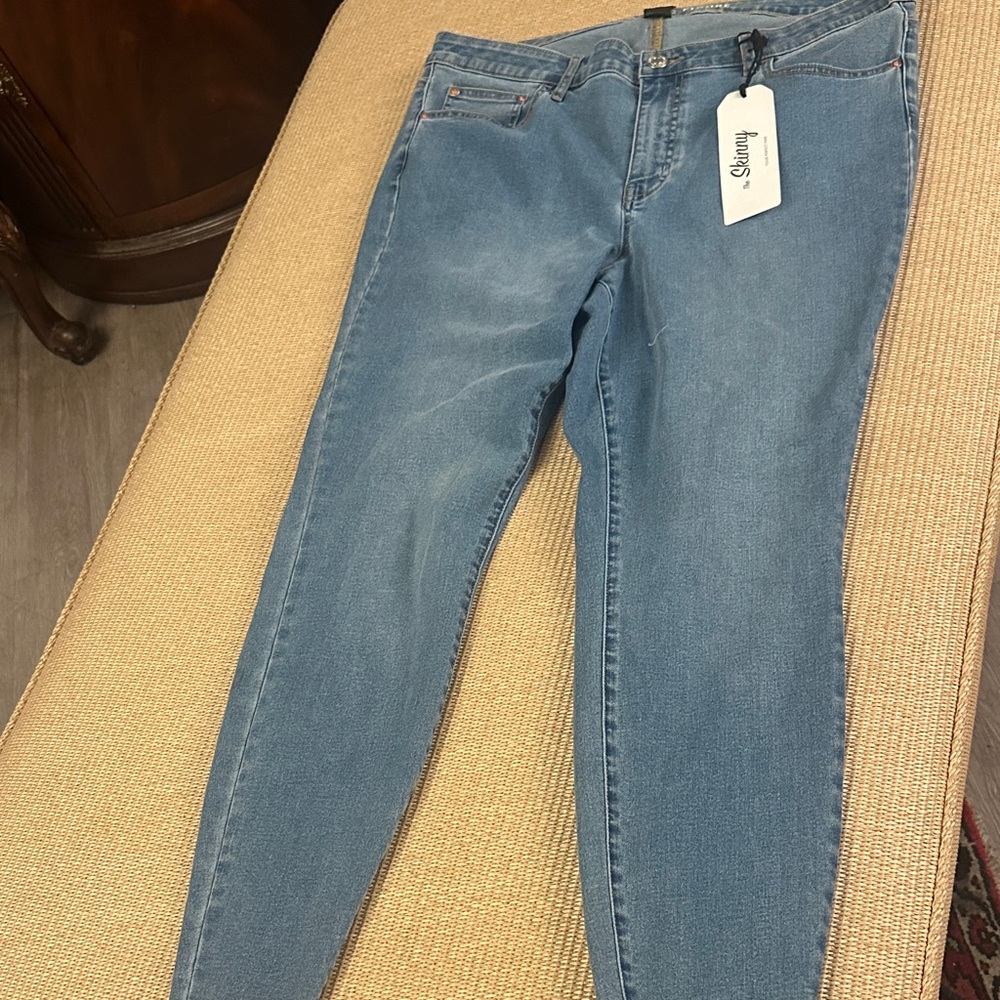 ✔️81 BNWT FASHION TO FIGURE Women's Blue Skinny Dustressed Jeans